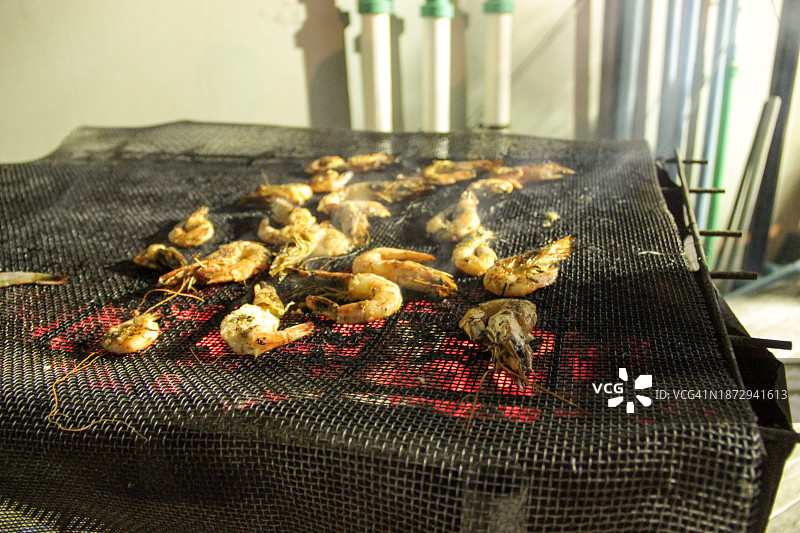 在私人住宅烧烤架上烹饪的船特写图片素材