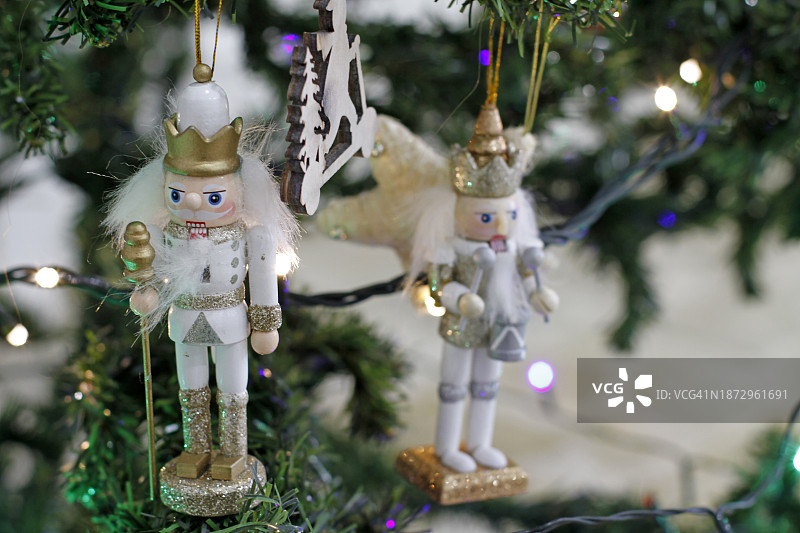 圣诞树上的悬挂式胡桃夹子装饰图片素材