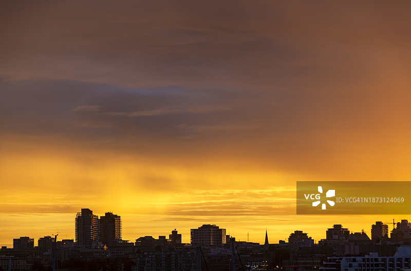 日落时分的城市轮廓图片素材