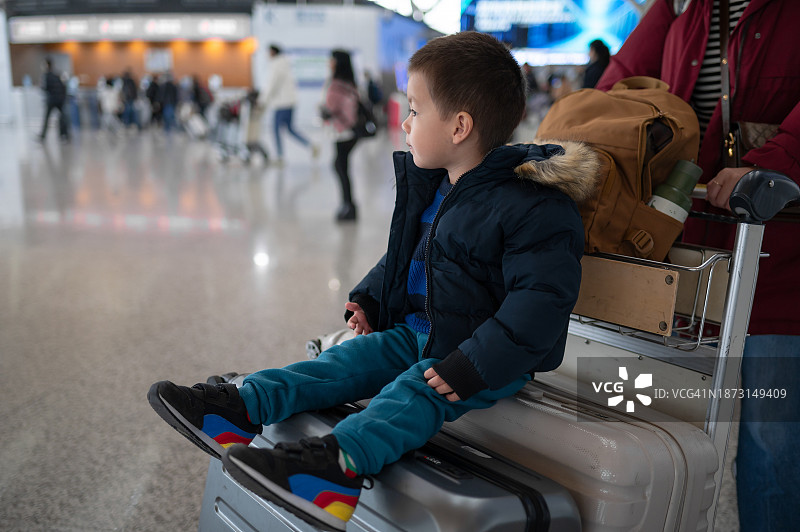 充满冒险的开始：准备旅行的混血幼儿图片素材