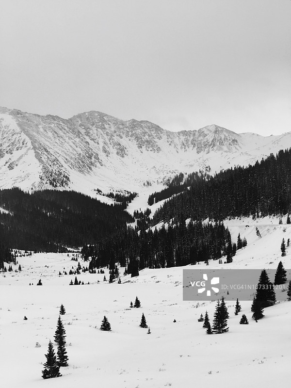 单色山峰图片素材