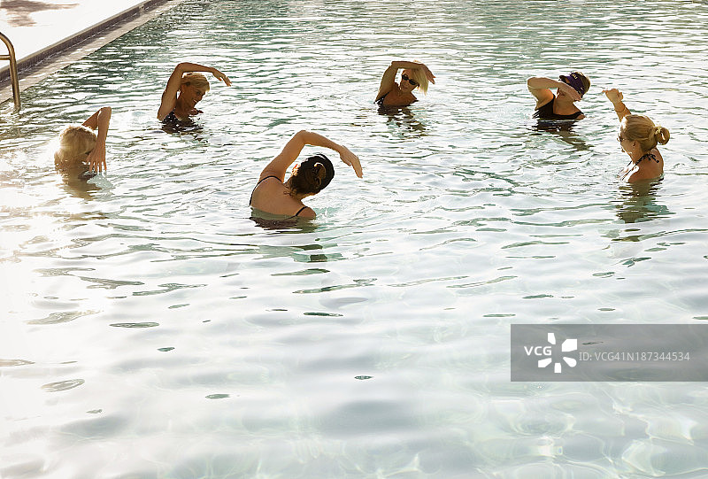 水中有氧运动图片素材