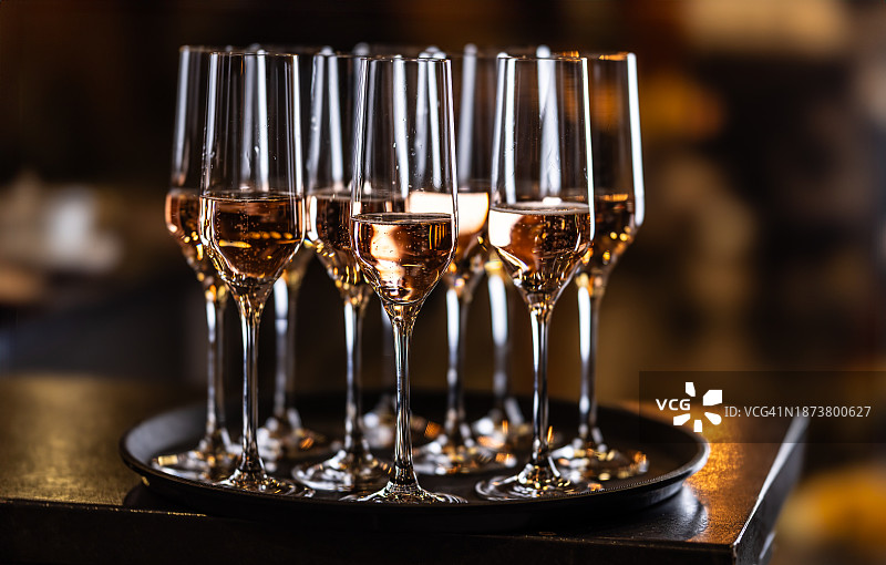 酒店餐厅吧台上摆放的香槟或普罗塞克酒杯图片素材