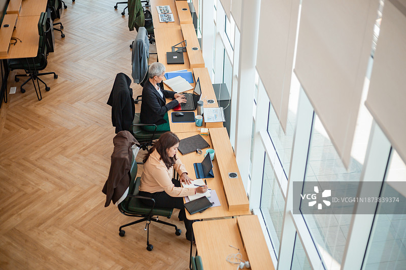 在联合办公空间使用笔记本电脑工作的女人们图片素材