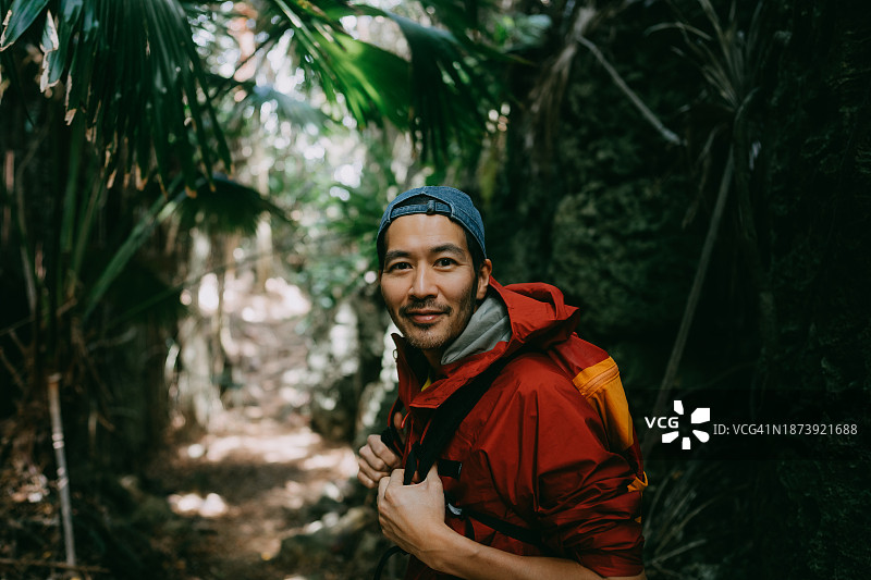 男人在森林里徒步图片素材
