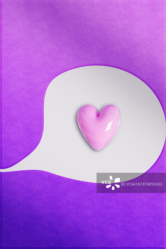 紫色背景中带有粉色纸质心形的语音气泡图片素材