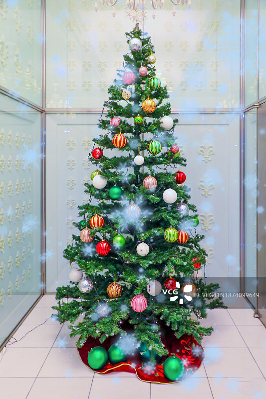 节日优雅：大堂里的圣诞树图片素材