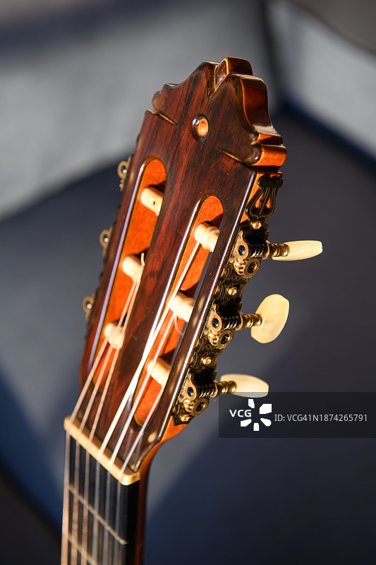 古典吉他的琴头和调音器图片素材