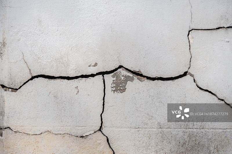 建筑物开裂表面特写：裂缝通常代表严重的结构性损坏图片素材