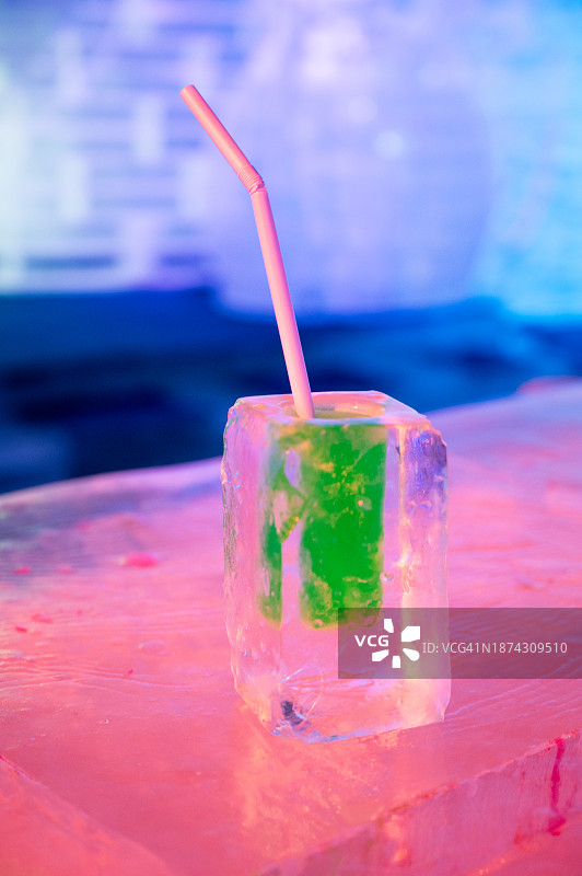 冰桌上的冰杯与饮品图片素材