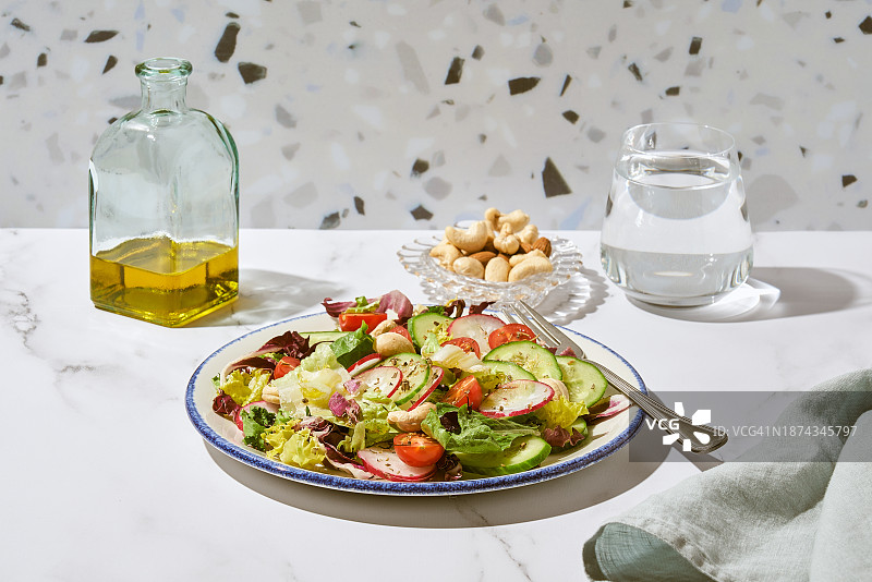 纯素蔬菜沙拉 - 樱桃番茄、黄瓜、萝卜、生菜图片素材