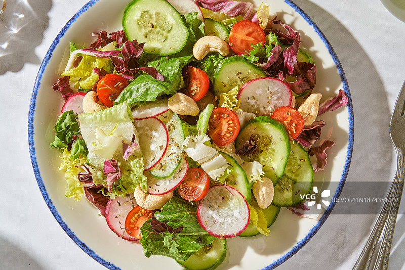 纯素蔬菜沙拉 - 樱桃番茄、黄瓜、萝卜、生菜图片素材