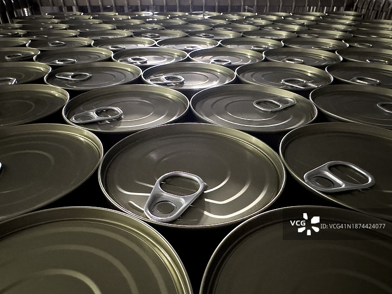 泰国春武里府：自动传送带上的金枪鱼罐头图片素材