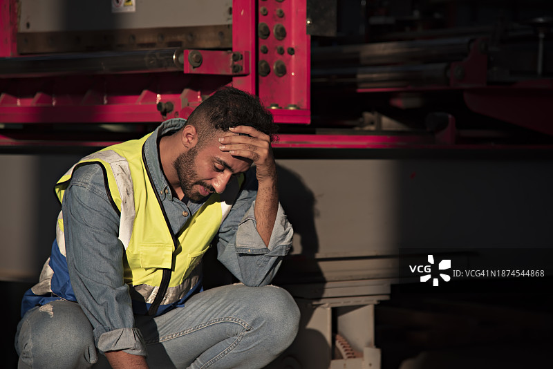 工厂工人长时间工作后显得疲惫不堪图片素材