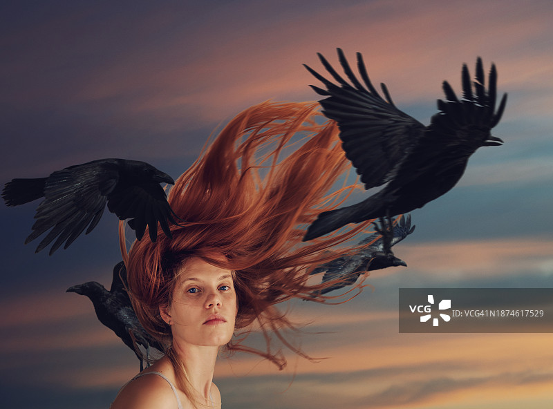 飞舞乌鸦中的年轻女子图片素材