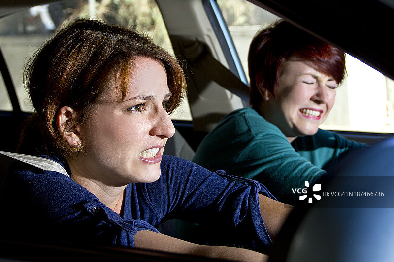车祸事故，女性驾驶员和乘客紧急制动图片素材