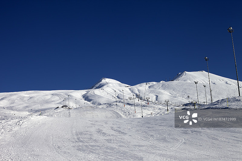 阳光明媚的滑雪胜地图片素材