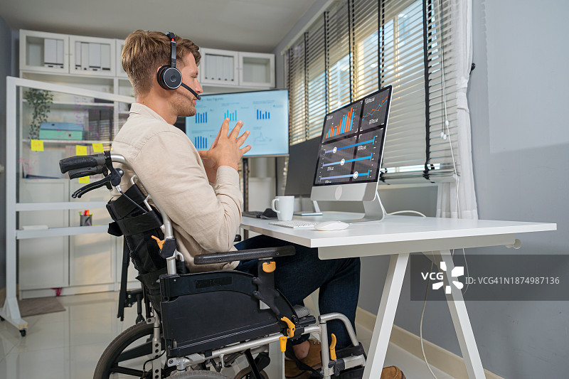 残疾男职员与同事进行视频通话图片素材