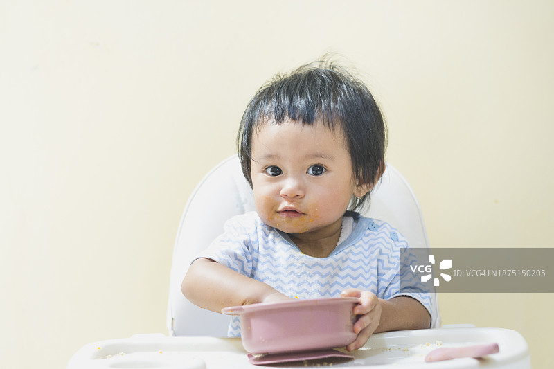 可爱亚洲女婴吃水果图片素材