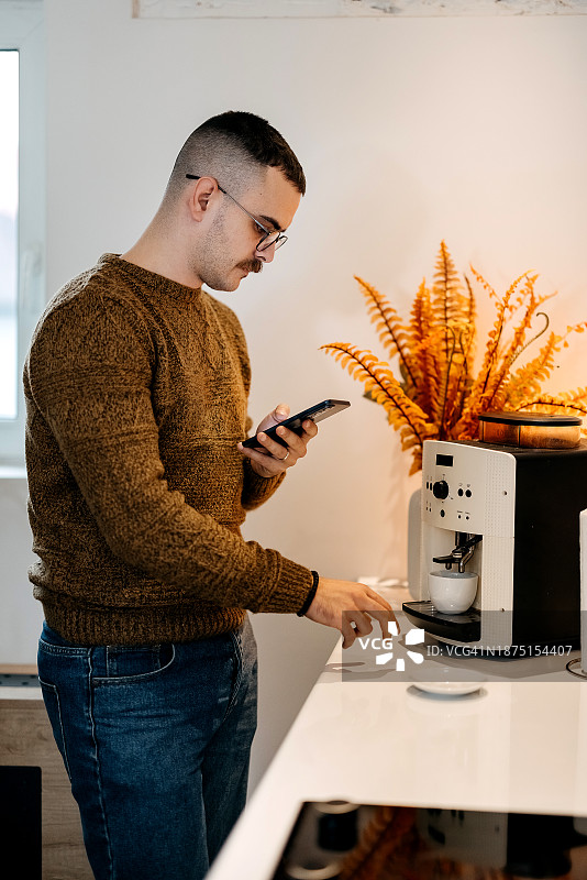 男人准备咖啡图片素材