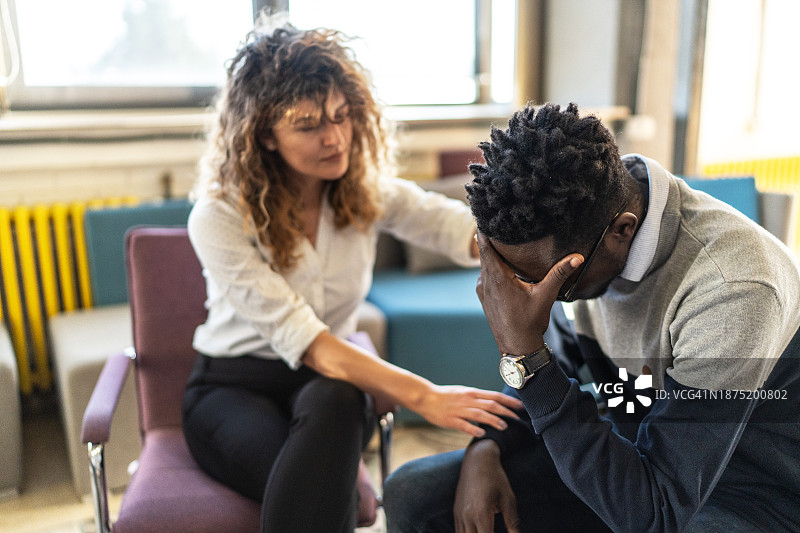 理疗师展现同情心图片素材