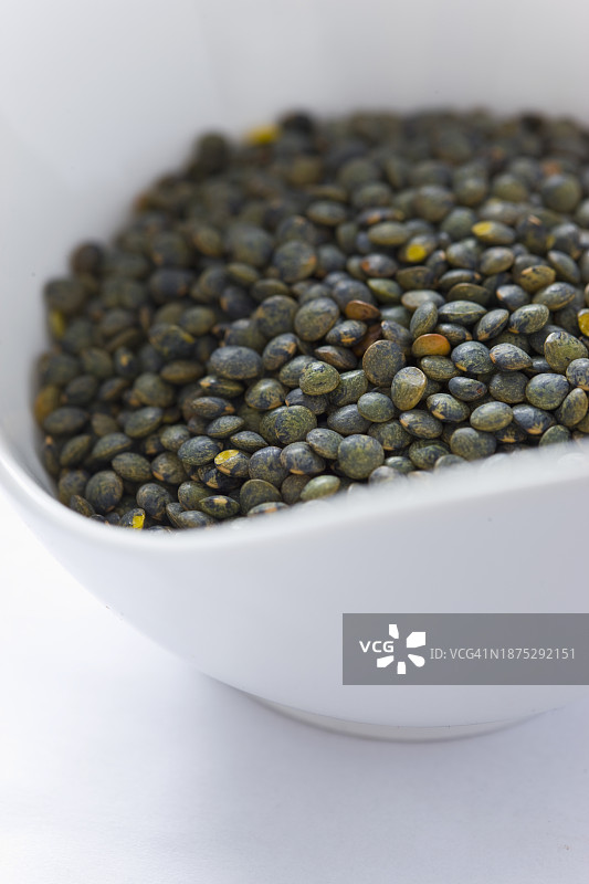 白色背景上的绿色拼图图片素材