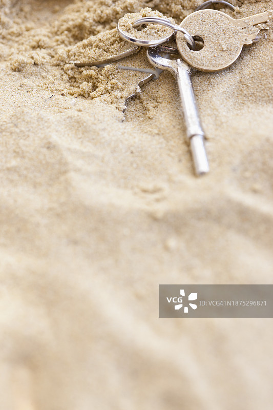 沙滩上的钥匙特写图片素材