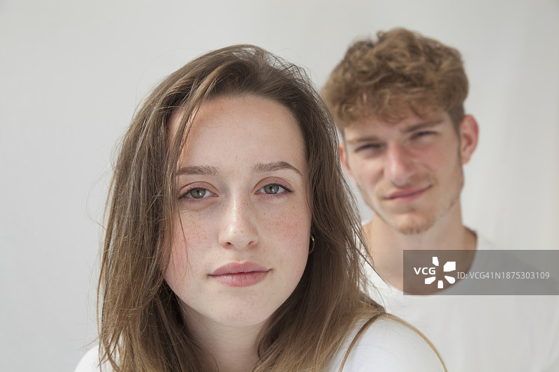 年轻情侣肖像，女人在前景图片素材