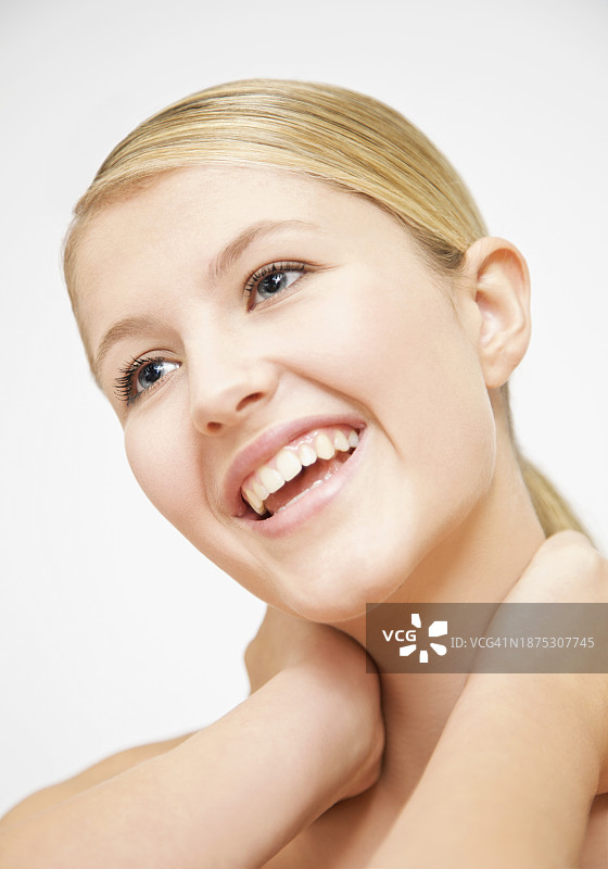 年轻女子微笑特写图片素材