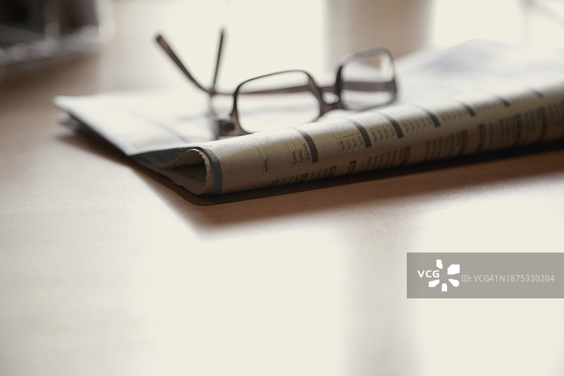 眼镜在报纸上图片素材