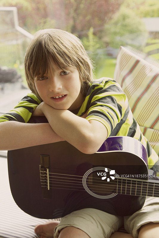 男孩拿着吉他图片素材