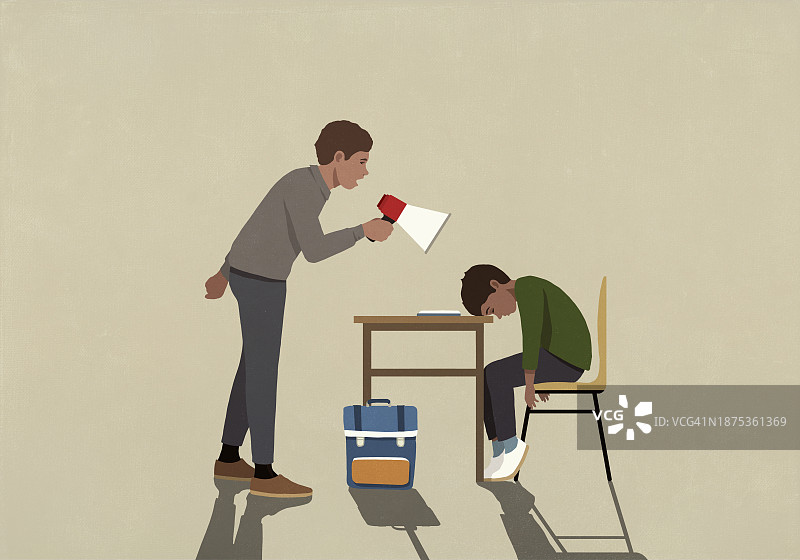 父亲用扩音器对着做作业睡着的儿子大喊图片素材