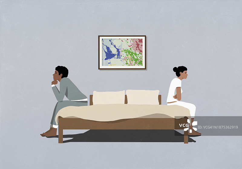 沮丧的夫妇背对背坐在床的两侧图片素材