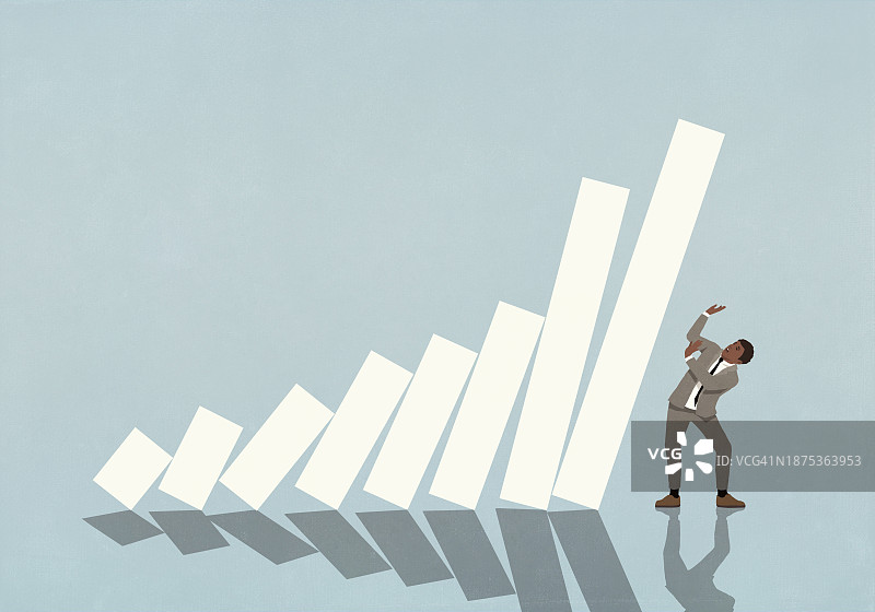 站在下跌柱状图下的商人图片素材