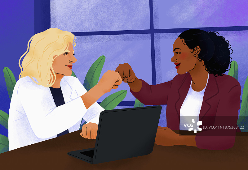 在会议室会议上，快乐自信的商业女性在笔记本电脑前击拳庆祝图片素材