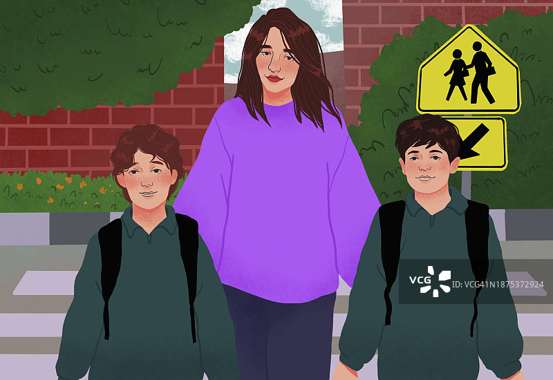 母亲送背着书包的儿子们上学，在学校人行横道过马路图片素材