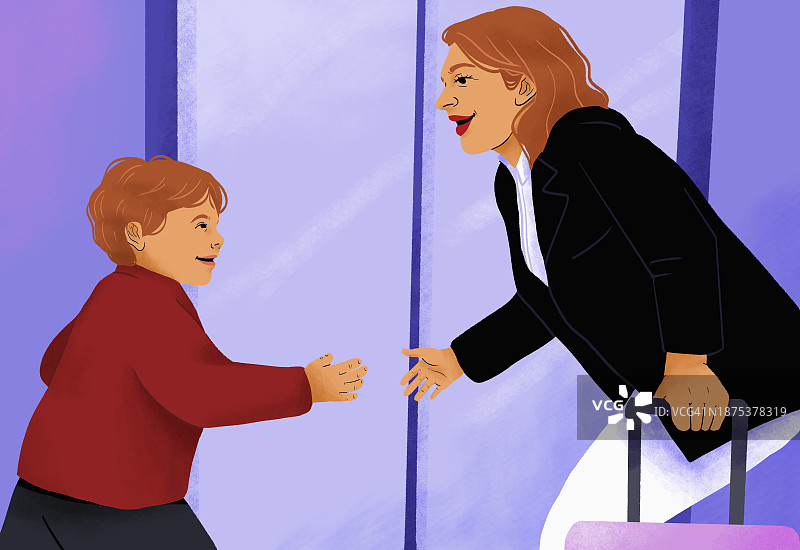 快乐的儿子跑去迎接出差回家的母亲图片素材