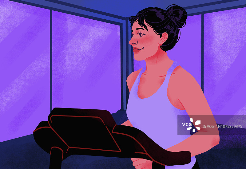 微笑的女人在健身房跑步机上锻炼图片素材