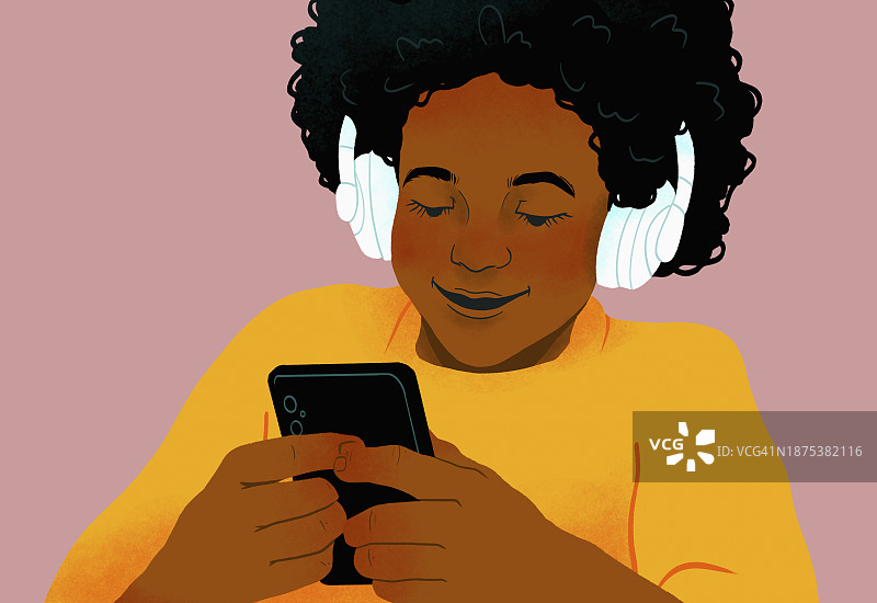 戴着耳机和智能手机玩游戏的女孩图片素材