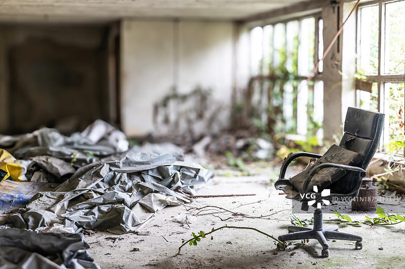废弃建筑内破旧的办公室座椅图片素材