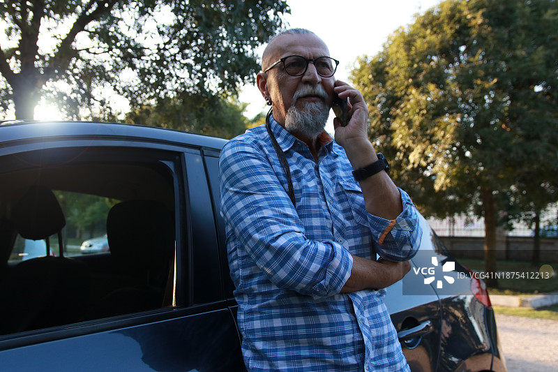 使用手机的现代中年络腮胡男人图片素材