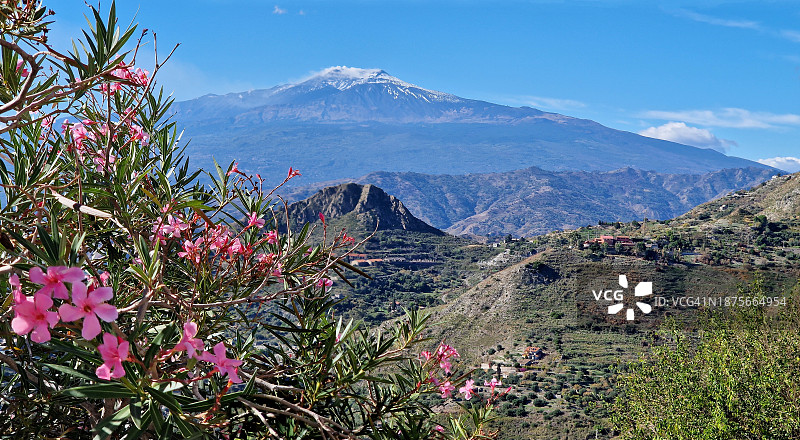 从意大利西西里岛卡斯特尔莫拉看到的埃特纳火山景色图片素材