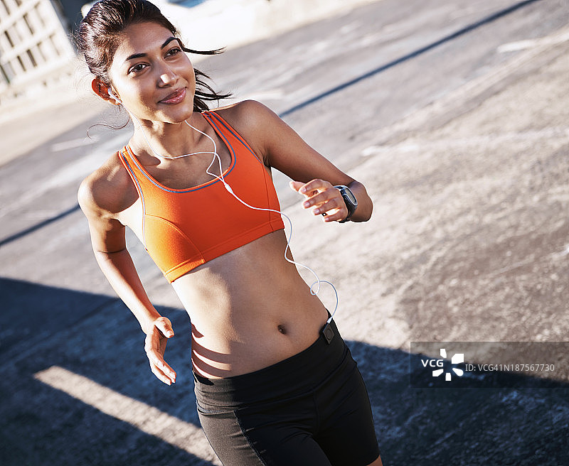 享受晨跑图片素材