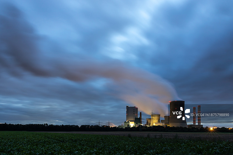 蓝色时段的尼德劳瑟姆发电站（德国北莱茵-威斯特法伦州）图片素材