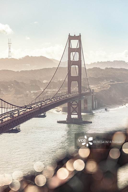 沐浴在阳光下的金门大桥图片素材