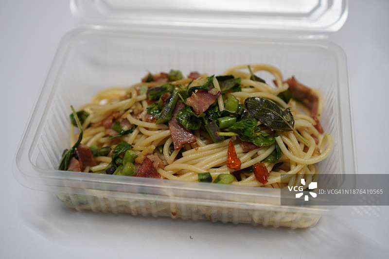 塑料盒装培根炒意面图片素材