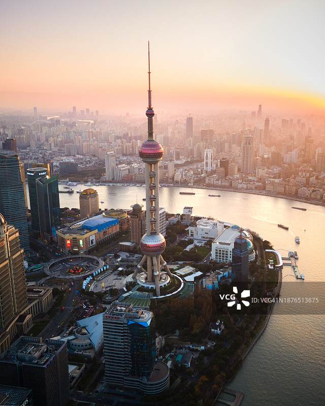 中国上海天际线上的东方明珠电视塔：空中日落美景图片素材