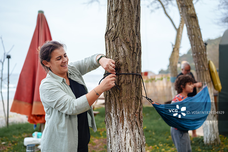 一家人在营地搭建吊床图片素材