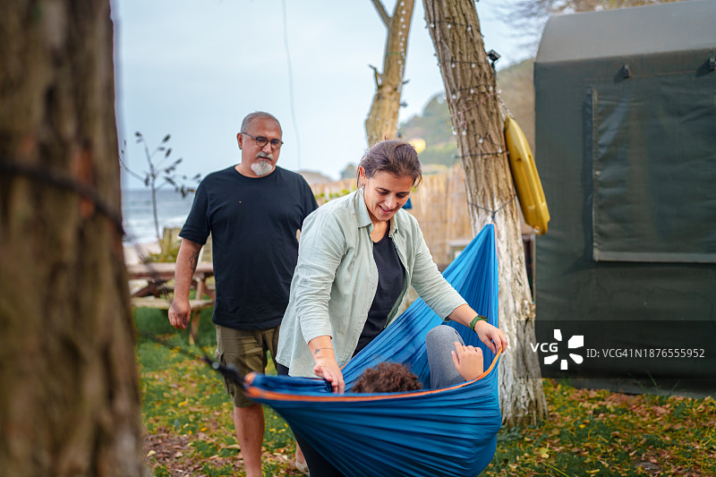 一家人在营地搭建吊床图片素材