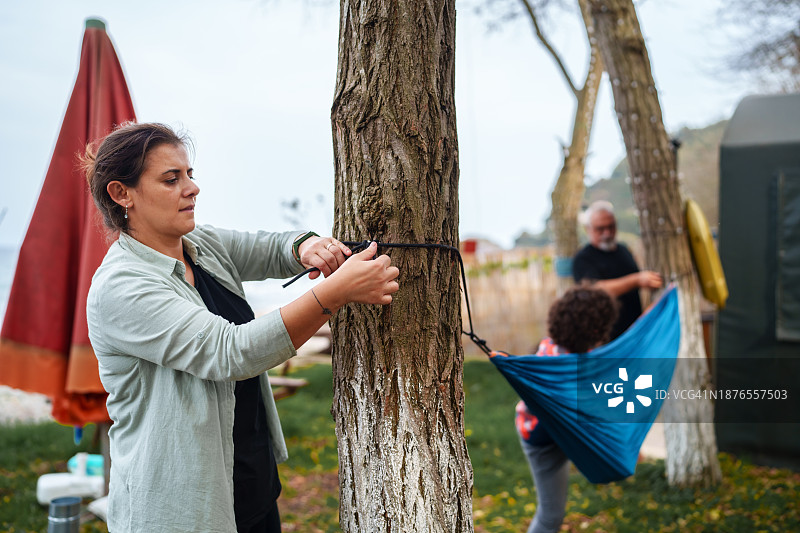 一家人在营地搭建吊床图片素材
